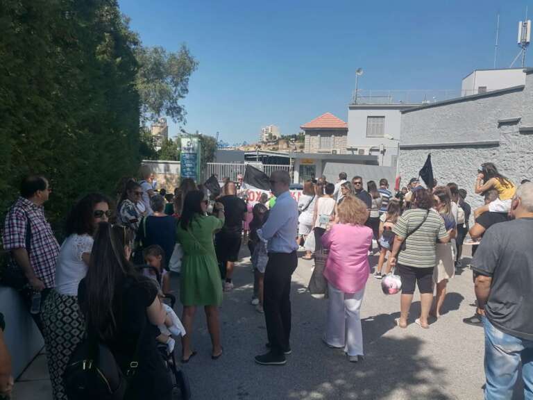 ΤΟ ΜΗΝΥΜΑ ΗΤΑΝ ΣΑΦΕΣ: Η ΜΑΧΗ ΓΙΑ ΤΗΝ ΜΕΤΕΓΚΑΤΑΣΤΑΣΗ ΤΗΣ Oil one ΔΕΝ ΜΠΟΡΕΙ ΝΑ ΔΩΘΕΙ ΜΕΣΩ ΑΝΤΙΠΡΟΣΩΠΩΝ. ΓΥΡΙΣΕ ΑΡΑΓΕ Η ΚΟΙΝΩΝΙΑ ΤΗ ΠΛΑΤΗ ΣΤΟ ΚΑΛΕΣΜΑ ΤΗΣ ΔΗΜΟΤΙΚΗΣ ΑΡΧΗΣ;