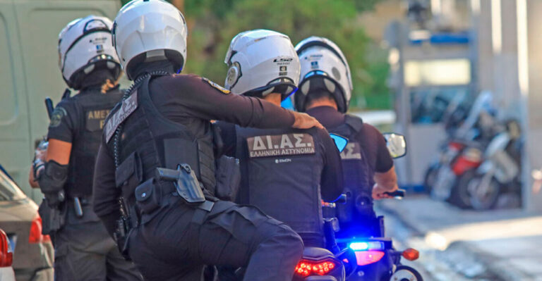 ΚΕΡΑΤΣΙΝΙ: Επ’αυτοφώρω σύλληψη διαρρηκτών μέσα σε διαμέρισμα – Είχαν γεμίσει μία μαξιλαροθήκη με κλεμμένα κοσμήματα