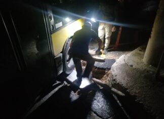 Απίστευτα πράγματα στο Κερατσίνι: ΑΝΟΙΞΕ Ο ΔΡΟΜΟΣ ΣΤΟ ΣΗΜΕΙΟ ΠΟΥ ΕΤΡΕΧΕ Ο ΑΓΩΓΟΣ ΤΗΣ ΕΥΔΑΠ ΚΑΙ…. ΕΠΕΣΕ ΣΤΗ ΤΡΥΠΑ ΤΟ… ΛΕΩΦΟΡΕΙΟ