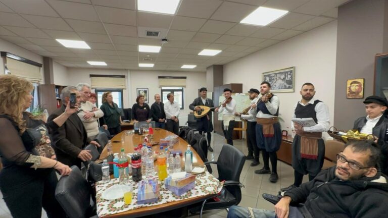 ΚΑΛΑΝΤΑ ΠΡΩΤΟΧΡΟΝΙΑΣ ΚΑΙ ΕΥΧΕΣ ΣΤΟ ΔΗΜΑΡΧΕΙΟ ΚΕΡΑΤΣΙΝΙΟΥ-ΔΡΑΠΕΤΣΩΝΑΣ