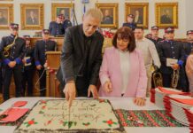 Σε εορταστικό κλίμα και με ανταλλαγή ευχών για τη νέα χρονιά η κοπή της Βασιλόπιτας στον Δήμο Πειραιά