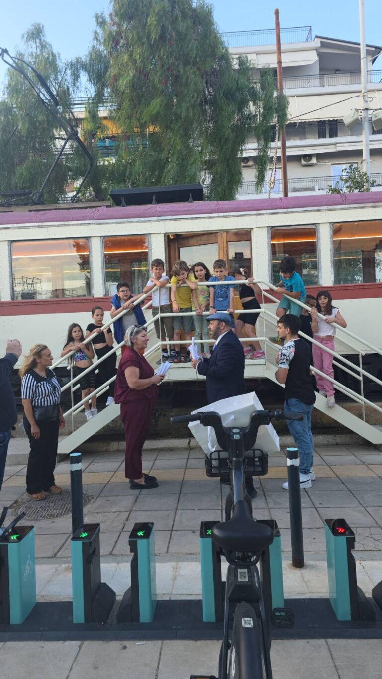 Πλημμύρισε μικρούς σκακιστές το παλιό βαγόνι του τραμ του Περάματος