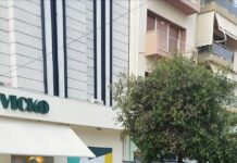 ΚΕΡΑΤΣΙΝΙ: Υπηρεσιακό αυτοκίνητο του Δήμου, παρκαρισμένο κάτω από το γραφείο του Δημάρχου και επάνω σε…πλατεία.