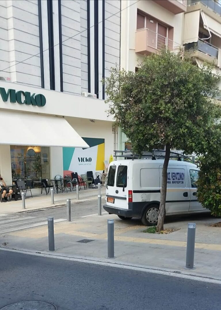 ΚΕΡΑΤΣΙΝΙ: Υπηρεσιακό  αυτοκίνητο του Δήμου, παρκαρισμένο κάτω από το γραφείο του Δημάρχου και επάνω σε…πλατεία.