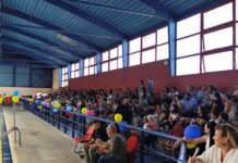 Με τη συμμετοχή εκατοντάδων νεαρών αθλητών στο κατάμεστο Δημοτικό Κολυμβητήριο, πραγματοποιήθηκε η γιορτή της Αθλητικής Ενωσης Κερατσινίου