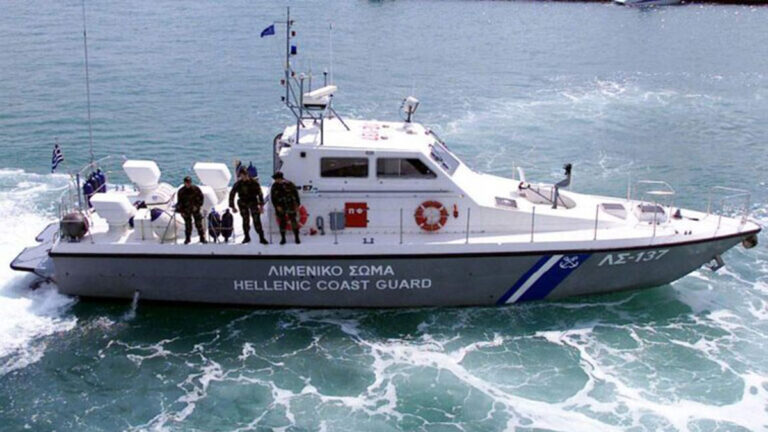 Μαρίνα Ζέας : Τουριστικό σκάφος συγκρούστηκε με αλιευτικό