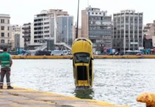 Τραγωδία στον Πειραιά: Νεκρός ο οδηγός του ταξί που έπεσε στη θάλασσα