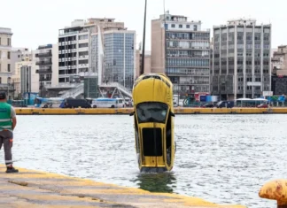 Τραγωδία στον Πειραιά: Νεκρός ο οδηγός του ταξί που έπεσε στη θάλασσα