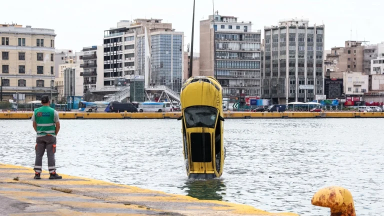 Τραγωδία στον Πειραιά: Νεκρός ο οδηγός του ταξί που έπεσε στη θάλασσα