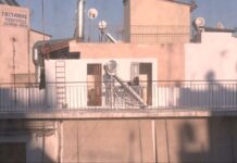 Νίκαια: Εντοπίστηκαν χειροβομβίδες, όπλο και φυσίγγια σε ταράτσα πολυκατοικίας