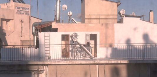 Νίκαια: Εντοπίστηκαν χειροβομβίδες, όπλο και φυσίγγια σε ταράτσα πολυκατοικίας