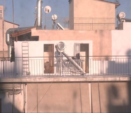 Νίκαια: Εντοπίστηκαν χειροβομβίδες, όπλο και φυσίγγια σε ταράτσα πολυκατοικίας